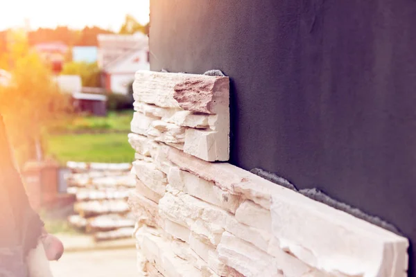 ビルダーを置く人工石で作られた壁の家 — ストック写真