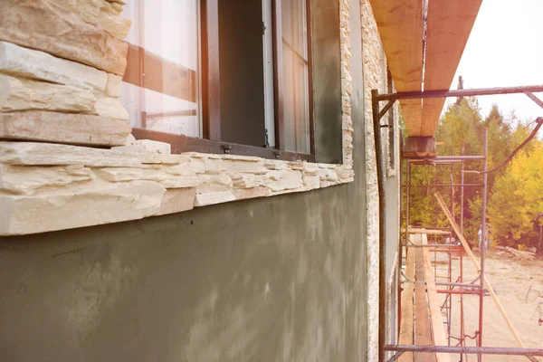 Yapay taş evin duvarlarını yapılmış duvar karşı karşıya