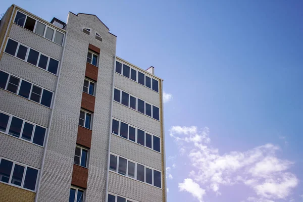 Backsteinmehrgeschossiges Wohnhaus — Stockfoto