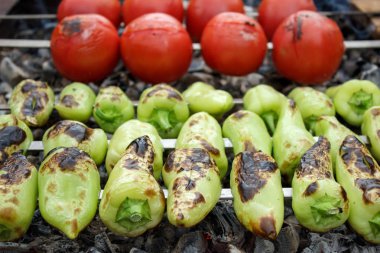 Kızarmış domates ve biber şenlik üzerinde