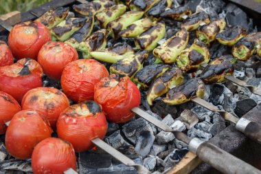 Kızarmış domates ve biber şenlik üzerinde