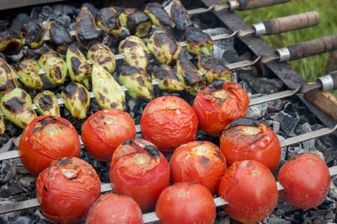 Kızarmış domates ve biber şenlik üzerinde
