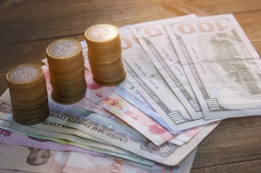 Para ve ahşap bir masa üzerinde farklı ülkelerin para