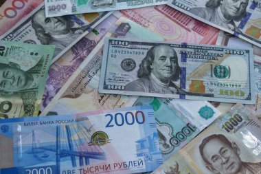 Parasal arka plan. Ortaya konulan farklı ülkelerden para masaya