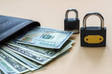 Kağıt ahşap bir masa üzerinde bir çanta içinde