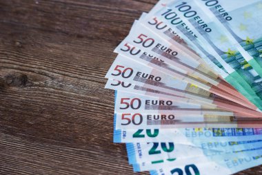 Avrupa Lirası ahşap bir masa üstünde