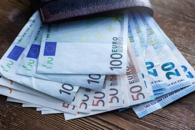 Euro banknot ahşap bir masa üzerinde bir çanta içinde