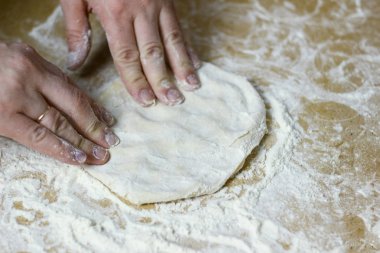 Köfte için hamur yapma ev kadını