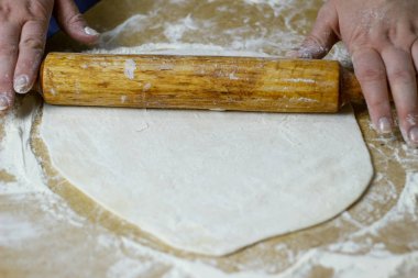 Köfte için hamur yapma ev kadını