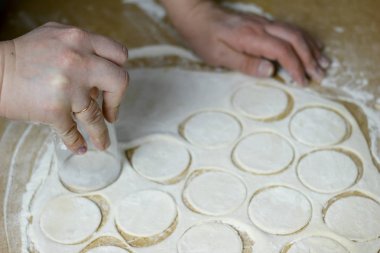 Köfte için hamur yapma ev kadını