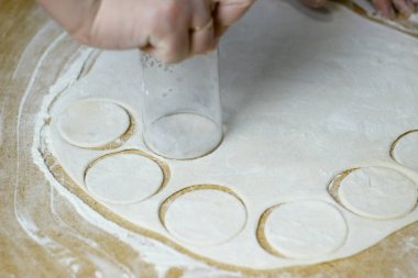 Köfte için hamur yapma ev kadını