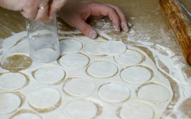 Köfte için hamur yapma ev kadını