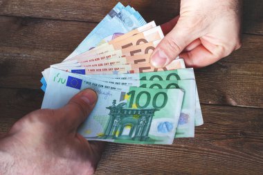 Ahşap arka plan üzerinde para transfer eller