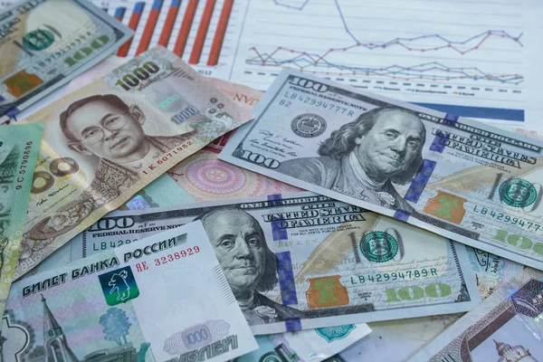 Peníze Různých Zemí Finanční Graf Stůl — Stock fotografie