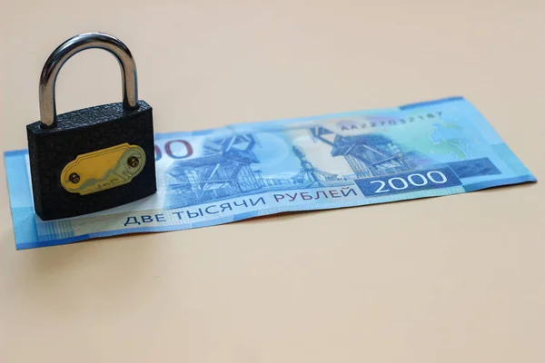 Yeni iki bin ruble ve hafif bir arka plan üzerinde kale