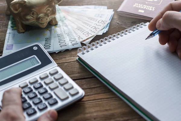 Dinero Alcancía Calculadora Cuaderno Sobre Mesa Madera —  Fotos de Stock