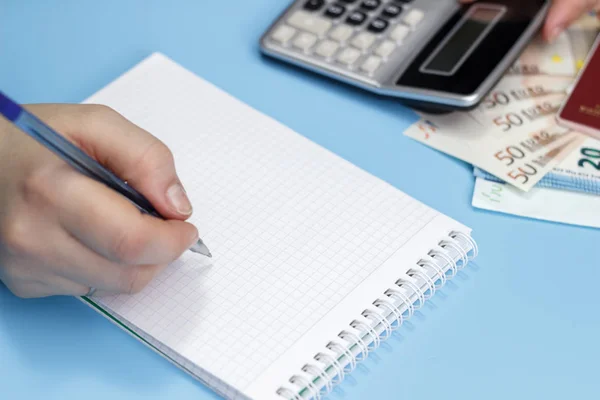 Calculadora Dinero Bloc Notas Sobre Fondo Azul — Foto de Stock