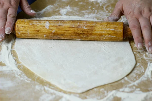 Köfte için hamur yapma ev kadını