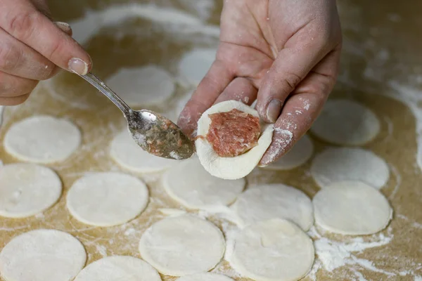 Dona Casa Faz Caseiro Pelmeni — Fotografia de Stock