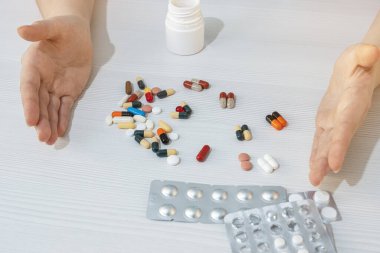 Ellerini haplarla beyaz bir masaya koy.