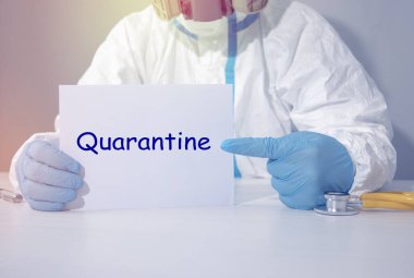 Koruyucu biyolojik giysi, solunum cihazı ve eldiven giyen bir doktor, 