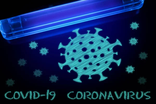Coronavirus ve Covid-19 molekülleri ultraviyole ışık altında. Görünmez virüs kavramı