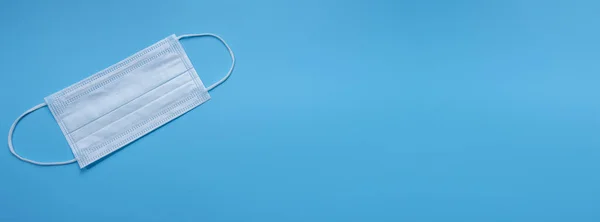 青い背景にインフルエンザの保護のための外科用マスク 保護コンセプト — ストック写真