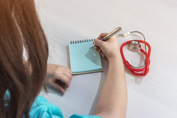 Médico Con Uniforme Azul Escribe Cuaderno Vista Superior — Foto de Stock