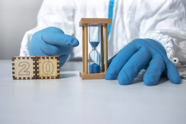 Лікар Вказує Пісочний Годинник Поруч Кубиками Цифрами — стокове фото