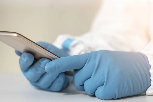 Doktor Používá Smartphone Nemocniční Kanceláři Moderní Technologie Zdravotnictví Medicíně — Stock fotografie