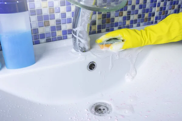 保護黄色の手袋の女性はスポンジと洗剤で洗面台をきれいにします 掃除の概念 — ストック写真
