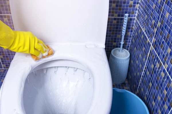 保護黄色の手袋の女性は 特別な洗剤でトイレを洗う — ストック写真