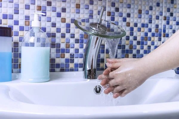 少女は水道水から石鹸で手を洗う 保護の概念 — ストック写真