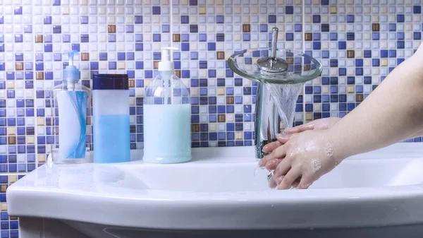 Dziewczyna Myje Ręce Pod Strumieniem Wody Koncepcja Zdrowego Stylu Życia — Zdjęcie stockowe