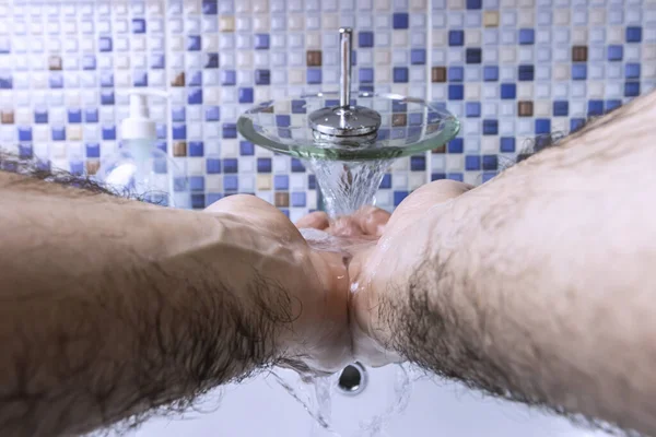 Homme Compose Eau Propre Dans Ses Mains Coupées Premier Plan — Photo