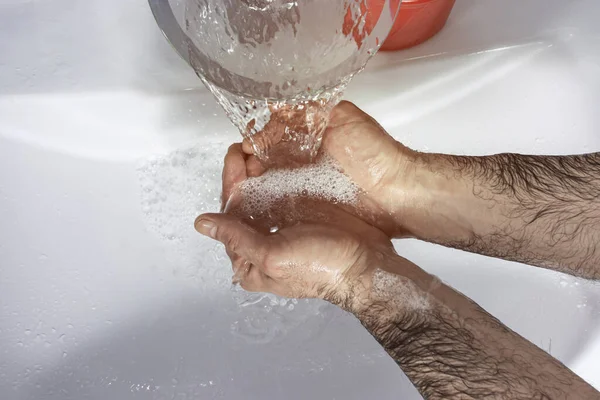 Homem Marca Água Torneira Casa Banho Palma Mão Conceito Saúde — Fotografia de Stock