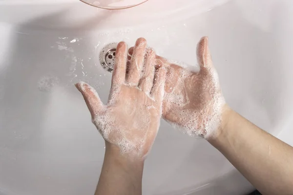 Close Uma Menina Lavando Mãos Com Sabão Antibacteriano Higiene Dos — Fotografia de Stock