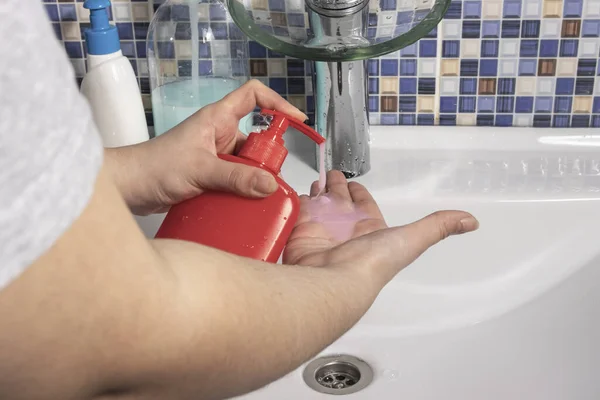 Dziewczyna Bierze Mydło Żeby Umyć Ręce Widok Tyłu — Zdjęcie stockowe