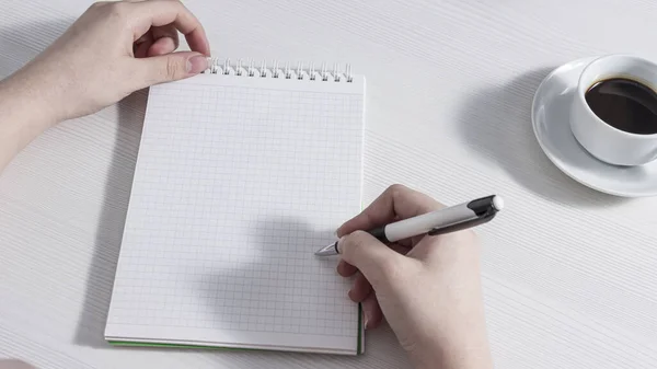 Das Mädchen Schreibt Mit Einem Stift Ein Notizbuch Großaufnahme Eine — Stockfoto