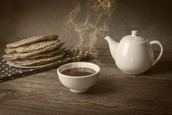 Uma Tigela Cheia Chá Quente Lado Bule Chá Guardanapo Verde — Fotografia de Stock