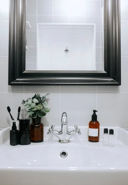 Detalhes da decoração do banheiro. sabão líquido, frascos de creme na pia — Fotografia de Stock