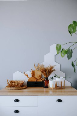 İskandinav mutfağının iç detayları. Ahşap mutfak aletleri, sepetler, kesme tahtaları, saksılardaki bitkiler.