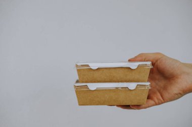 Elinde hazır yemek olan konteynırlar. Yemek teslimatı