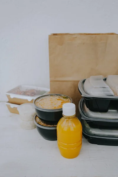食品交付。黑色食品容器，果汁瓶 — 图库照片