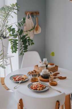 Çilekli ve muzlu Viyana waffleları. Güzel kahvaltı.