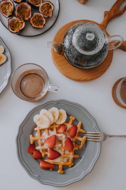 Çilekli ve muzlu Viyana waffleları. Güzel kahvaltı.