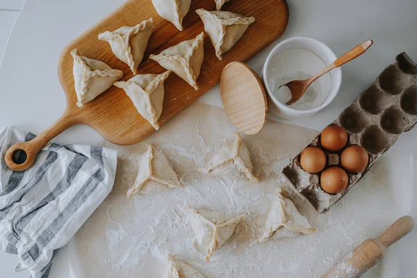 Der Prozess, Kuchen zu backen. Backzutaten — Stockfoto