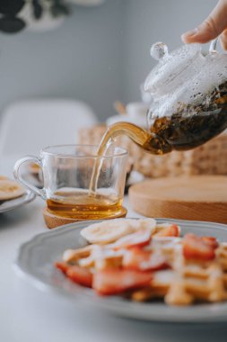 Çilekli ve muzlu Viyana waffleları. Güzel kahvaltı.