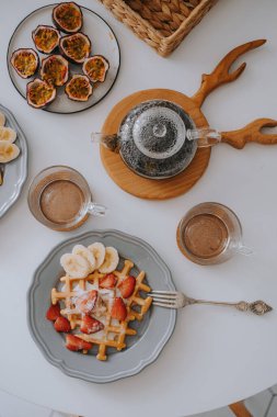 Çilekli ve muzlu Viyana waffleları. Güzel kahvaltı.
