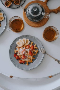 Çilekli ve muzlu Viyana waffleları. Güzel kahvaltı.